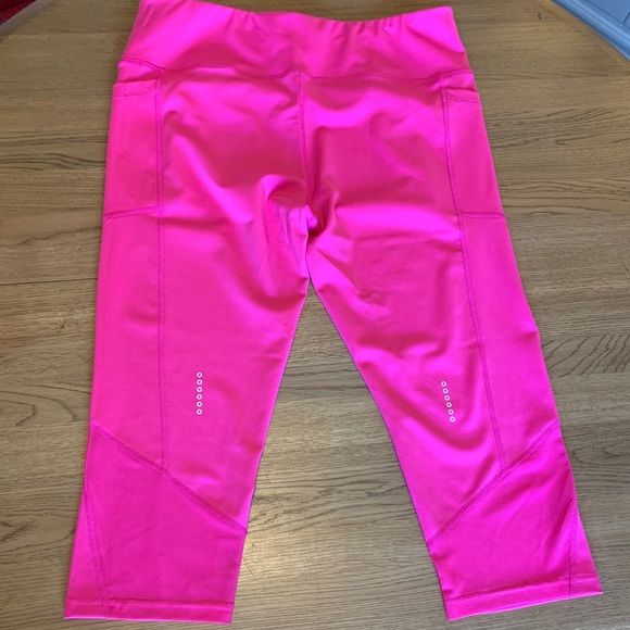 Hot pink Capri leggings with two pockets - Picture 2 of 4